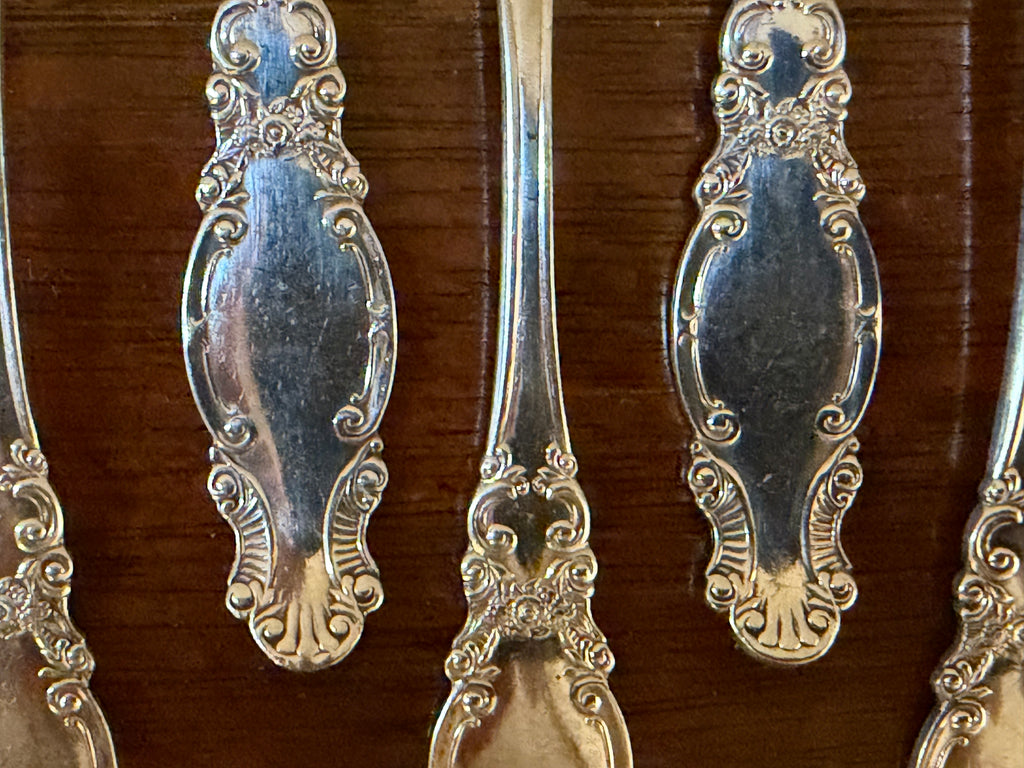 Set of 8 Wm. Rogers Melrose Petite Silverplate Teaspoons, Pattern Introduced 1898